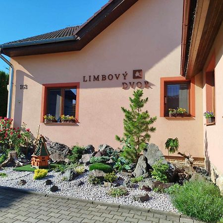 Pezion Limbovy Dvor Hotel Vrbov Eksteriør billede