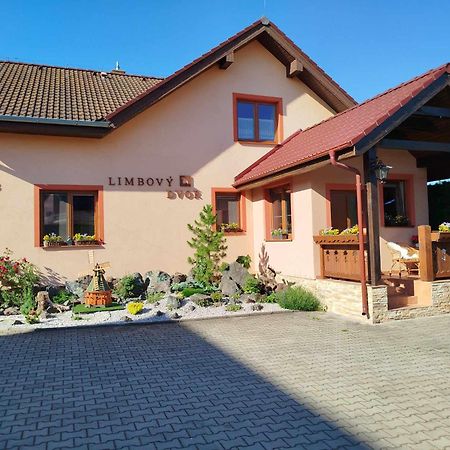 Pezion Limbovy Dvor Hotel Vrbov Eksteriør billede