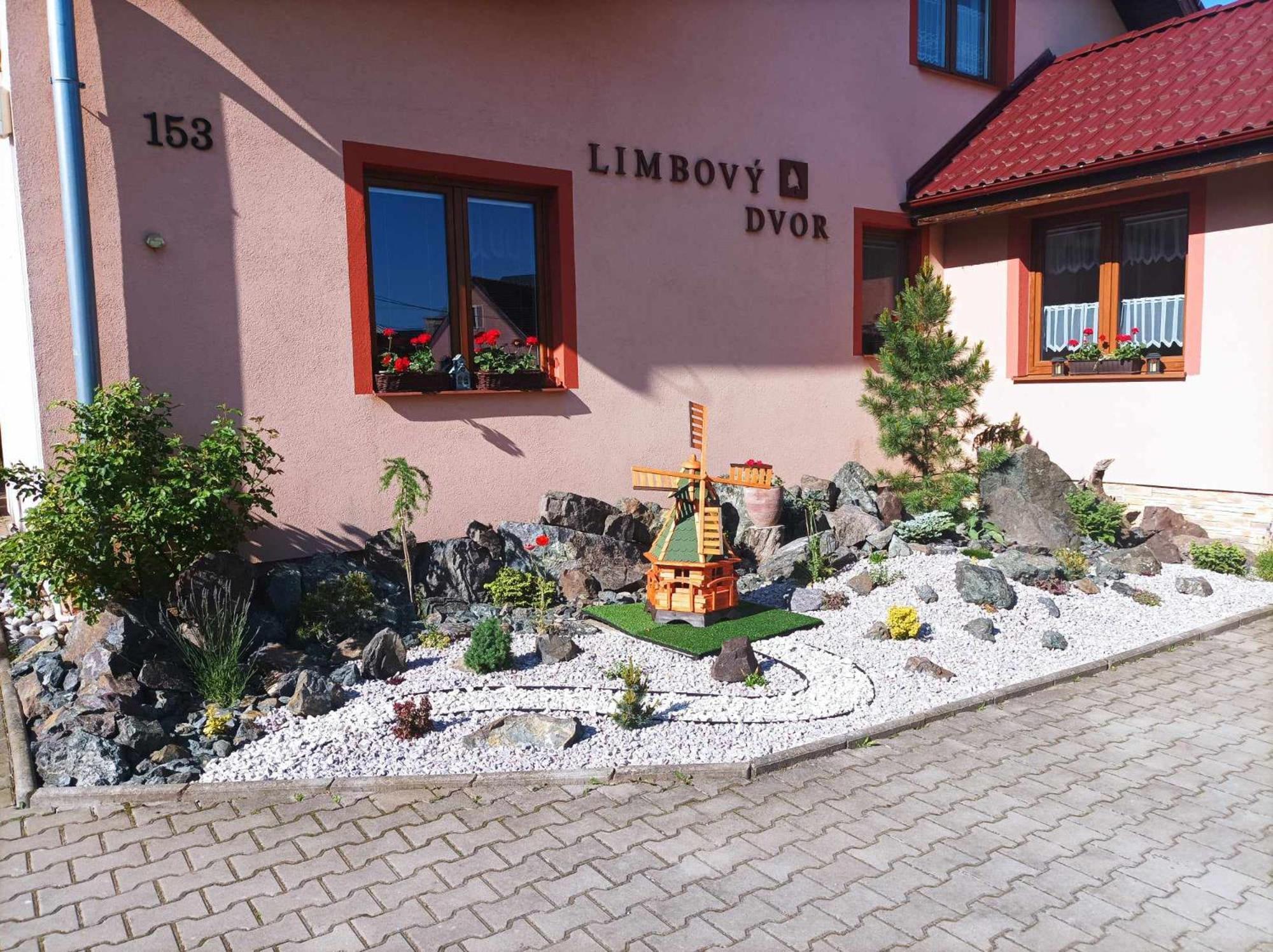 Pezion Limbovy Dvor Hotel Vrbov Eksteriør billede