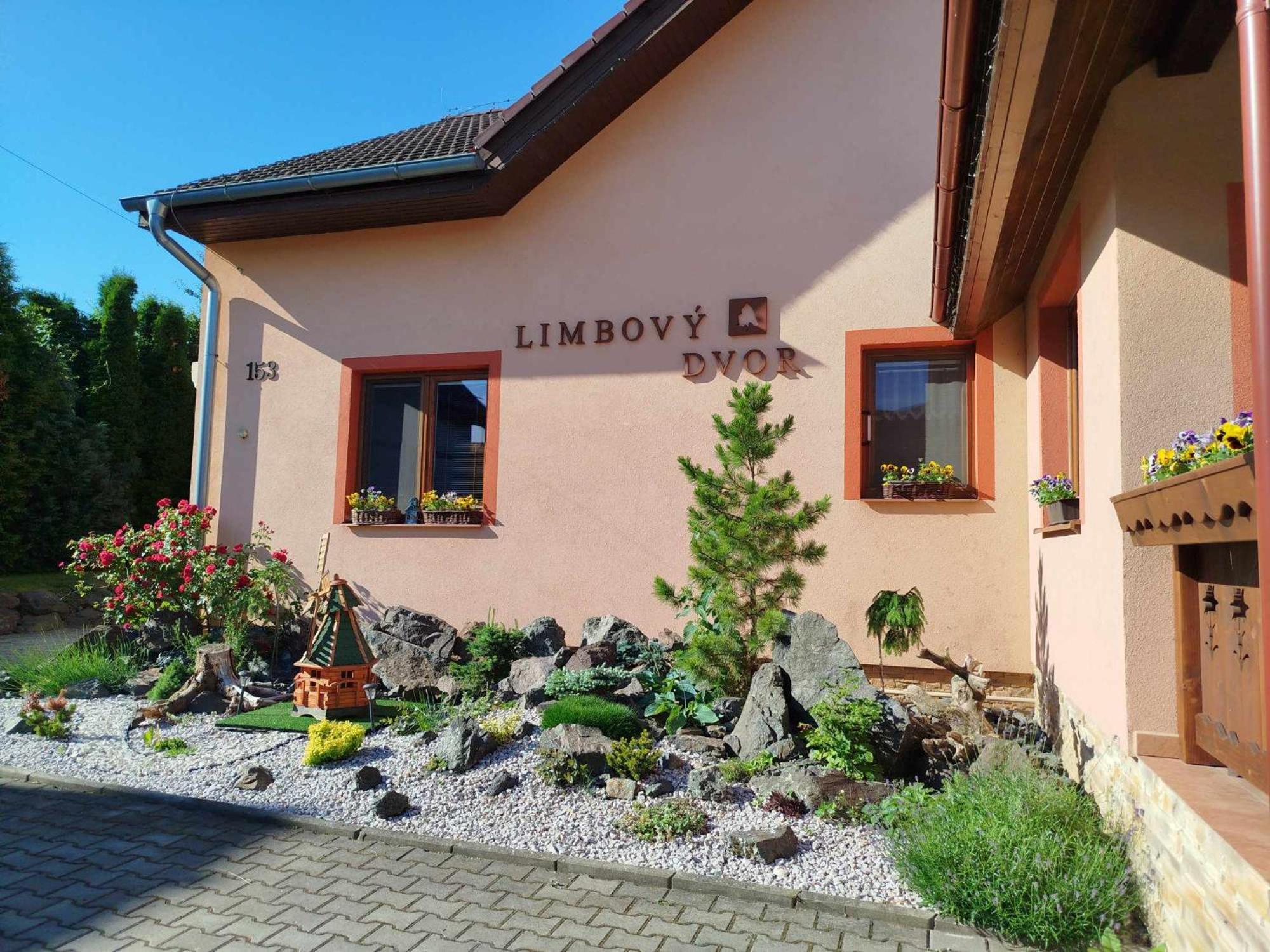 Pezion Limbovy Dvor Hotel Vrbov Eksteriør billede