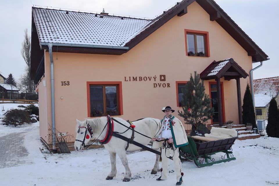 Pezion Limbovy Dvor Hotel Vrbov Eksteriør billede