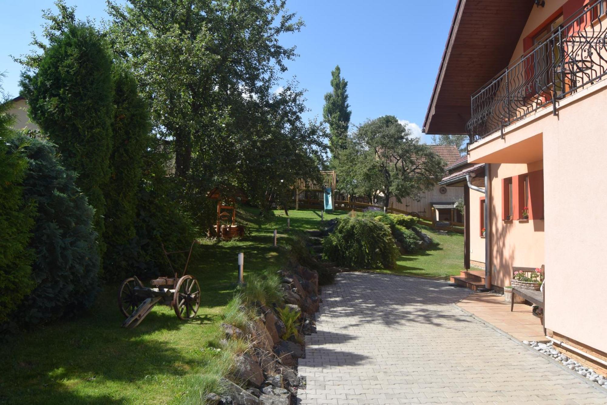Pezion Limbovy Dvor Hotel Vrbov Eksteriør billede