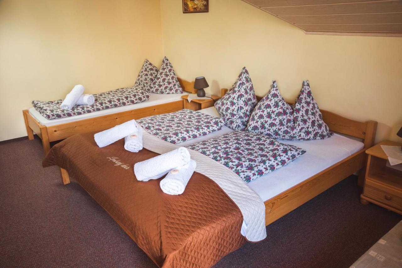 Pezion Limbovy Dvor Hotel Vrbov Eksteriør billede